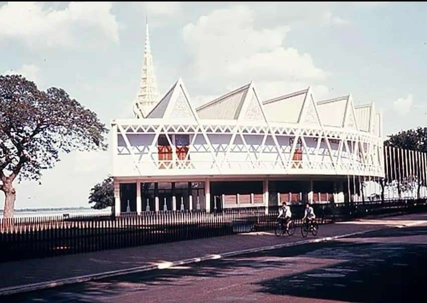 Chaktomuk Conference Hall - Vann Molyvann